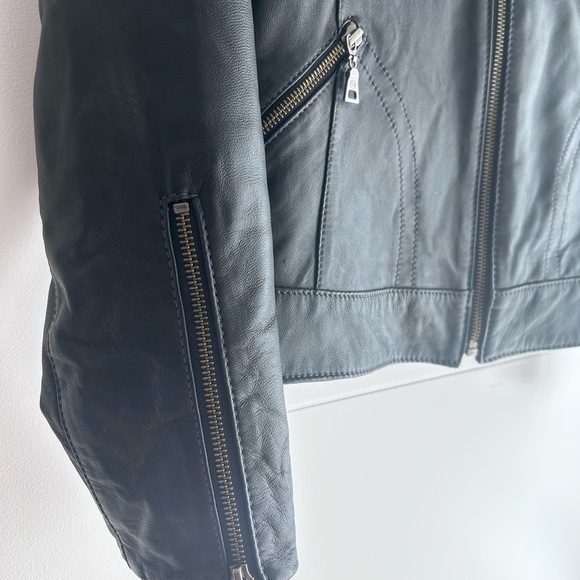 Danier Black LeatherJacket with Fitted Silhouette - Picture 3 of 12